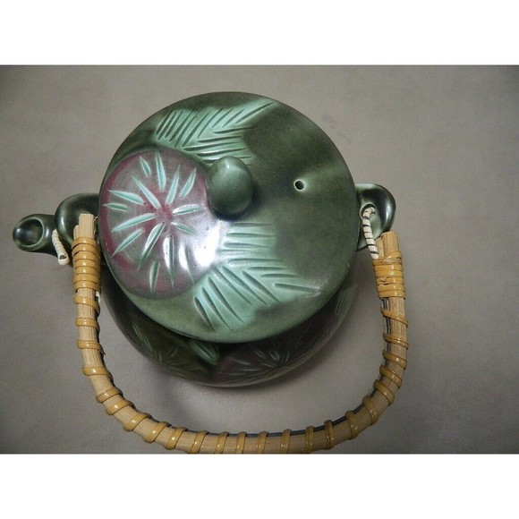 Lily Pad Teapot w/ Bamboo Handle Green Stoneware Japan Chip o Bottom of Lid - Picture 7 of 9